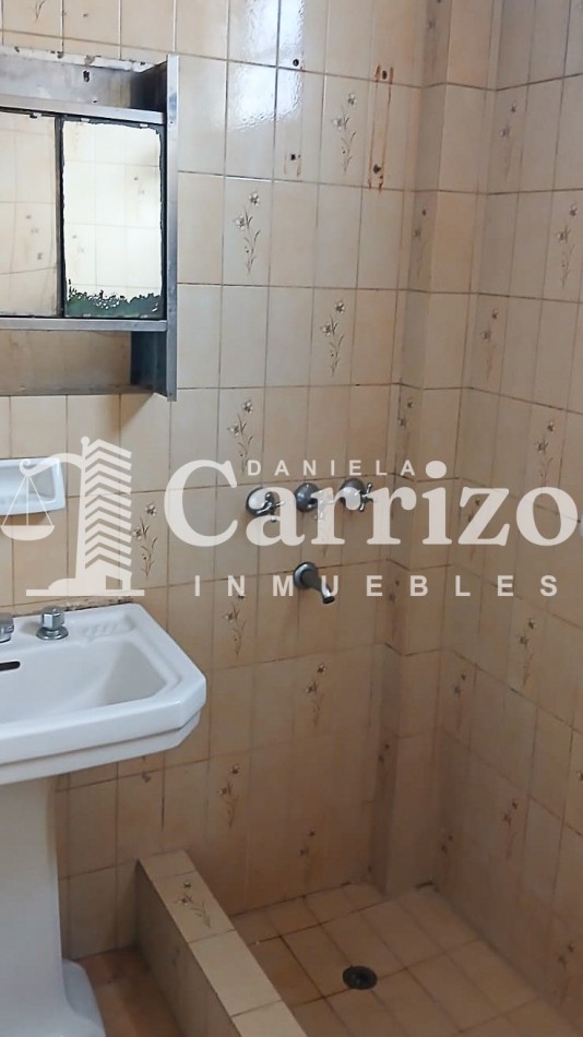 CASA EN VENTA A RECICLAR EN CALLE FALUCHO. MORON 700