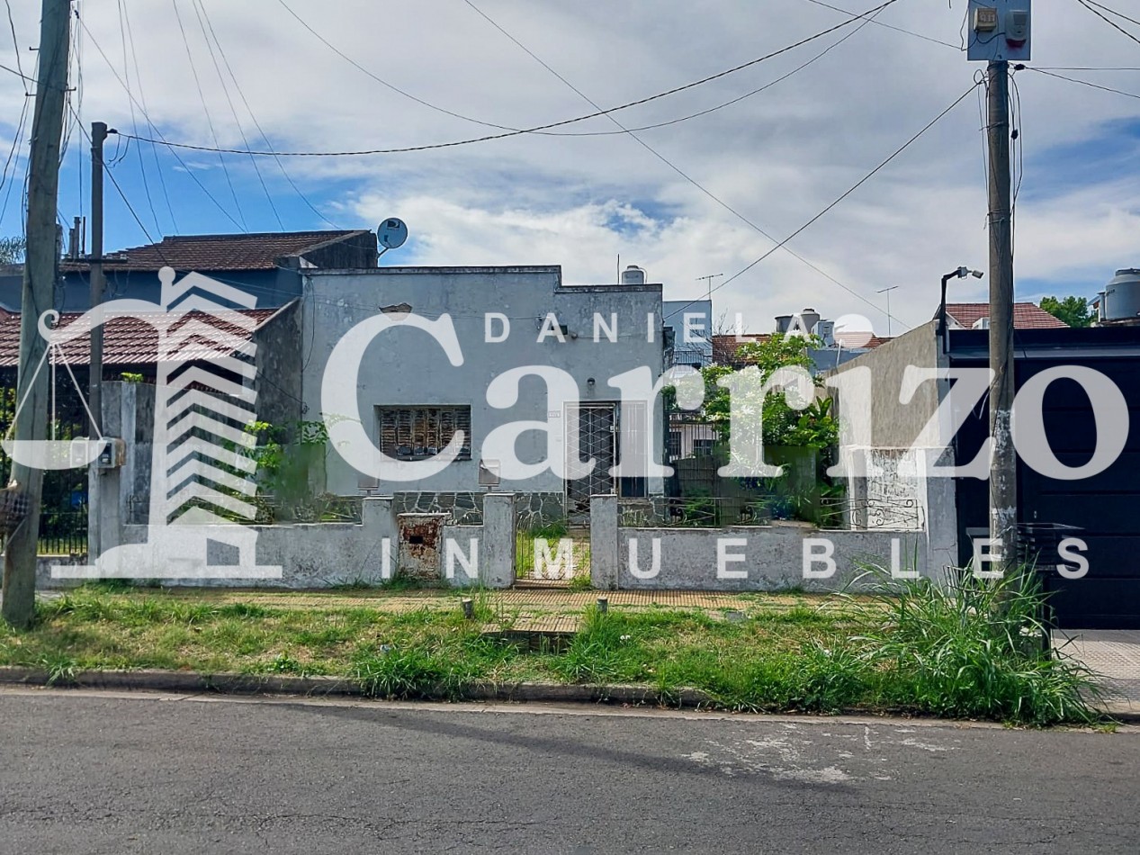 CASA EN VENTA A RECICLAR EN CALLE FALUCHO. MORON 700
