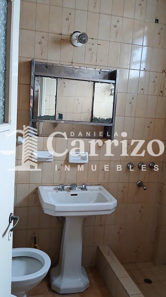 CASA EN VENTA A RECICLAR EN CALLE FALUCHO. MORON 700