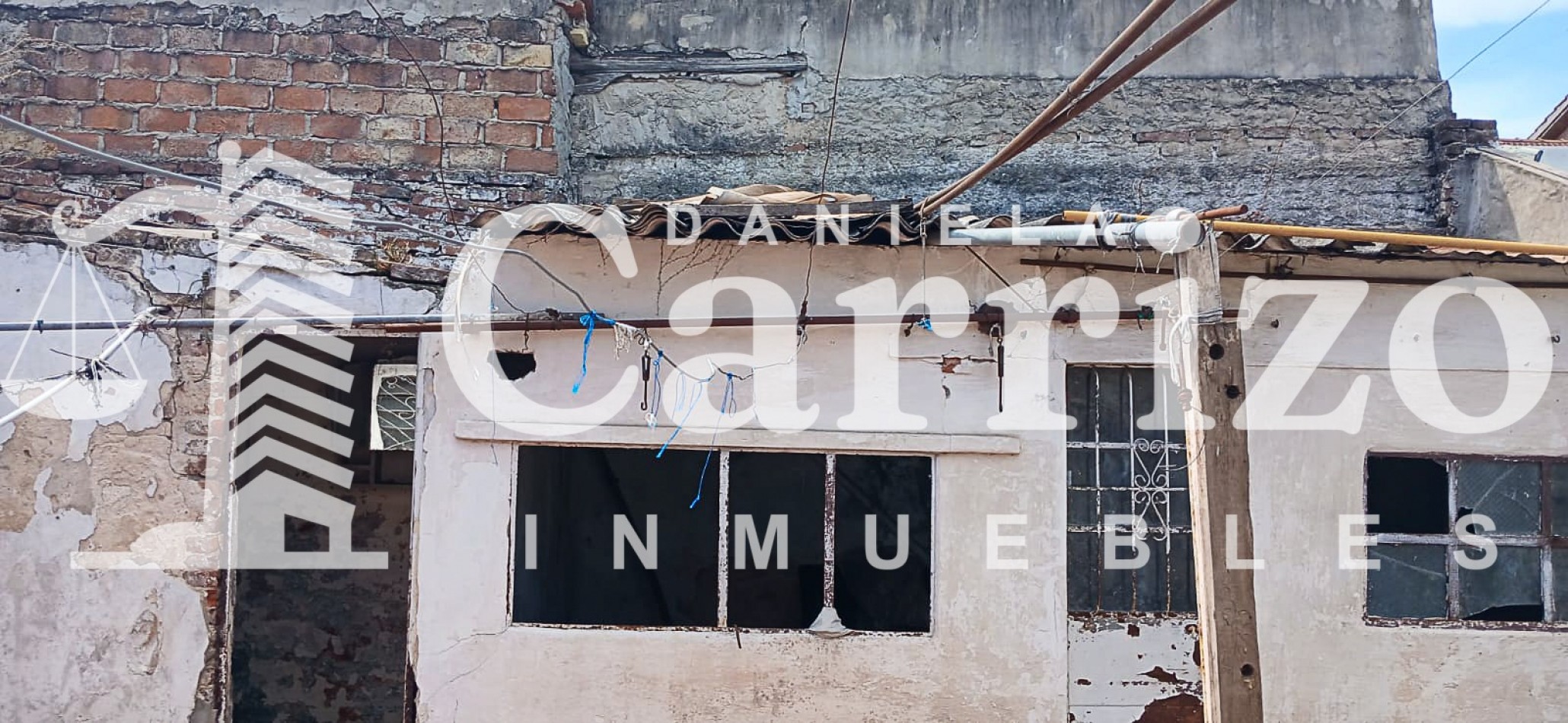 CASA EN VENTA A RECICLAR EN CALLE FALUCHO. MORON 700