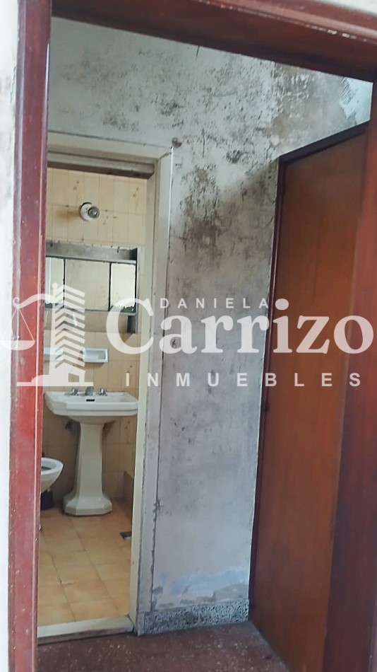 CASA EN VENTA A RECICLAR EN CALLE FALUCHO. MORON 700
