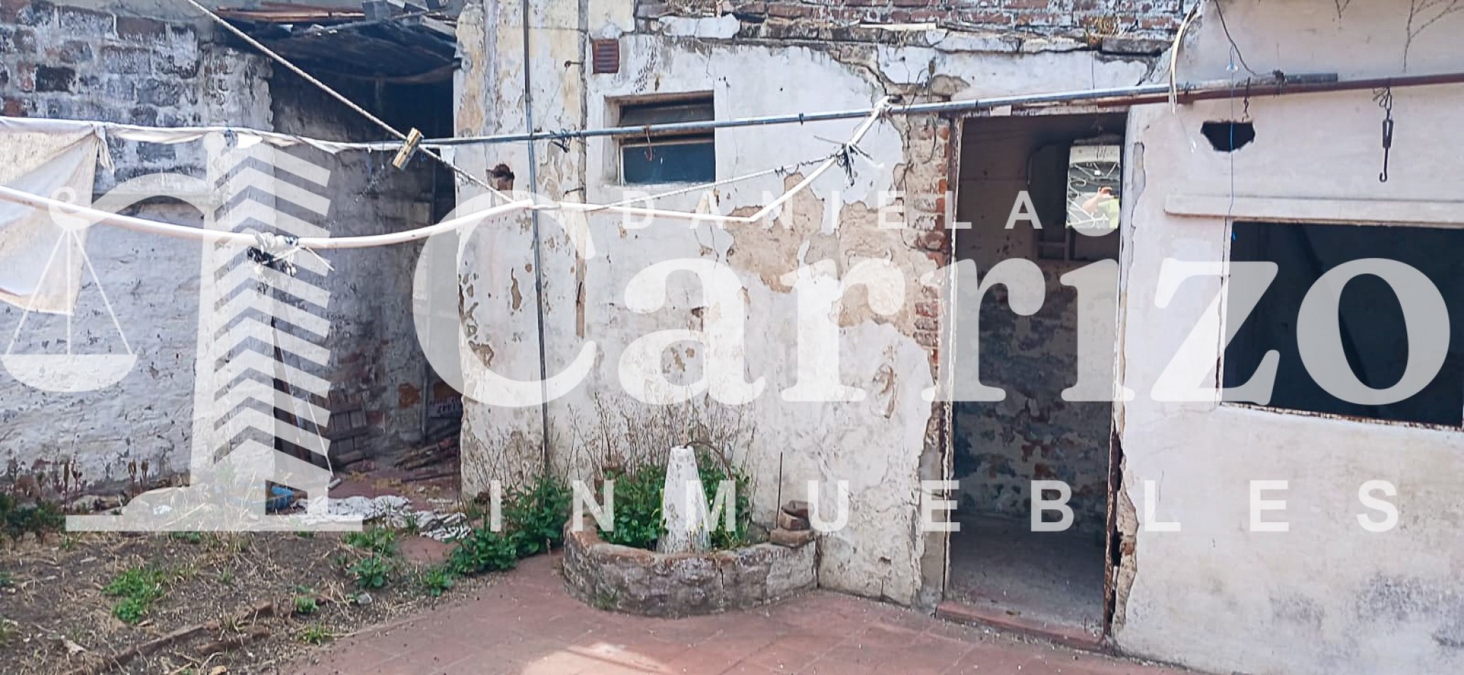 CASA EN VENTA A RECICLAR EN CALLE FALUCHO. MORON 700