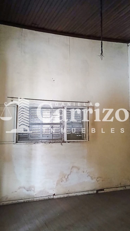 CASA EN VENTA A RECICLAR EN CALLE FALUCHO. MORON 700